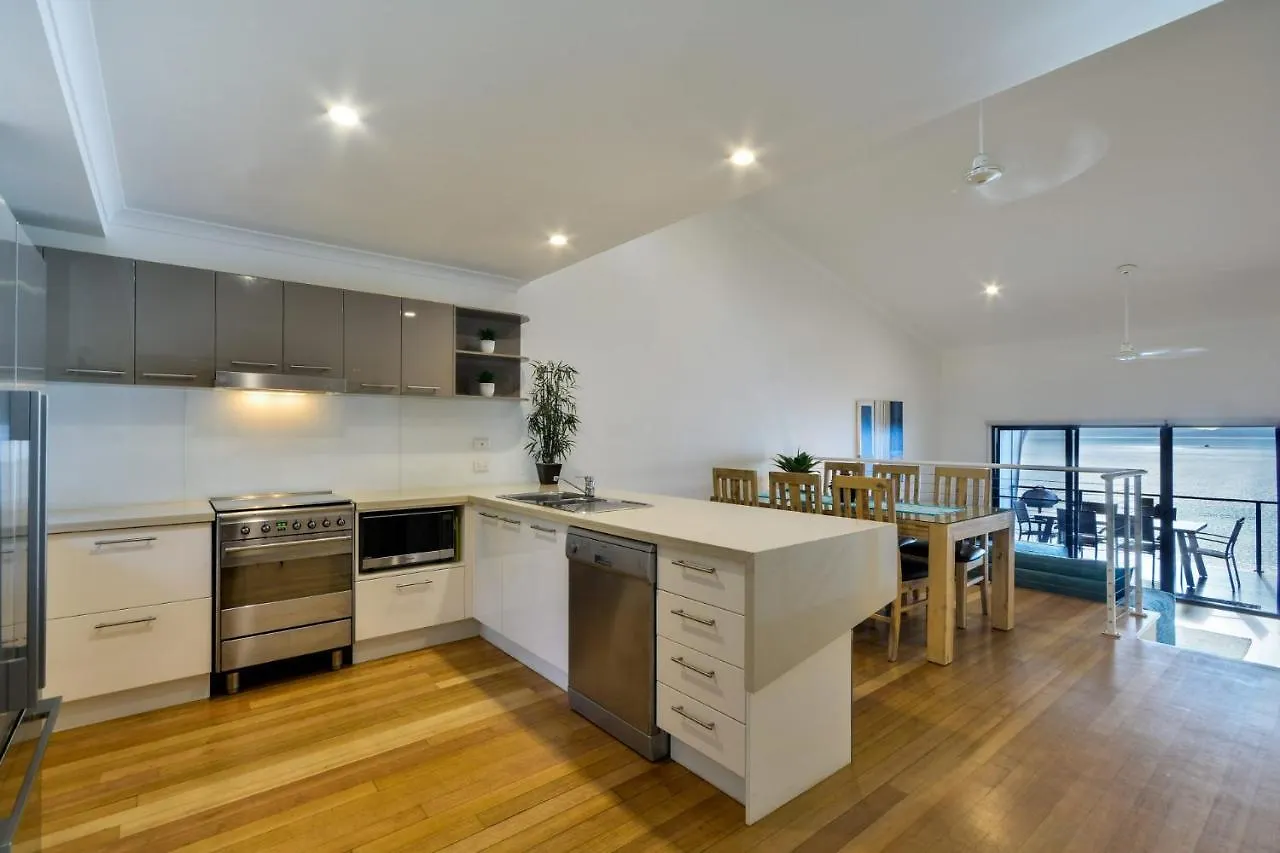 Shorelines 31 Renovated Upmarket Two Bedroom Apartment With Ocean Views And Buggy Hamilton Island