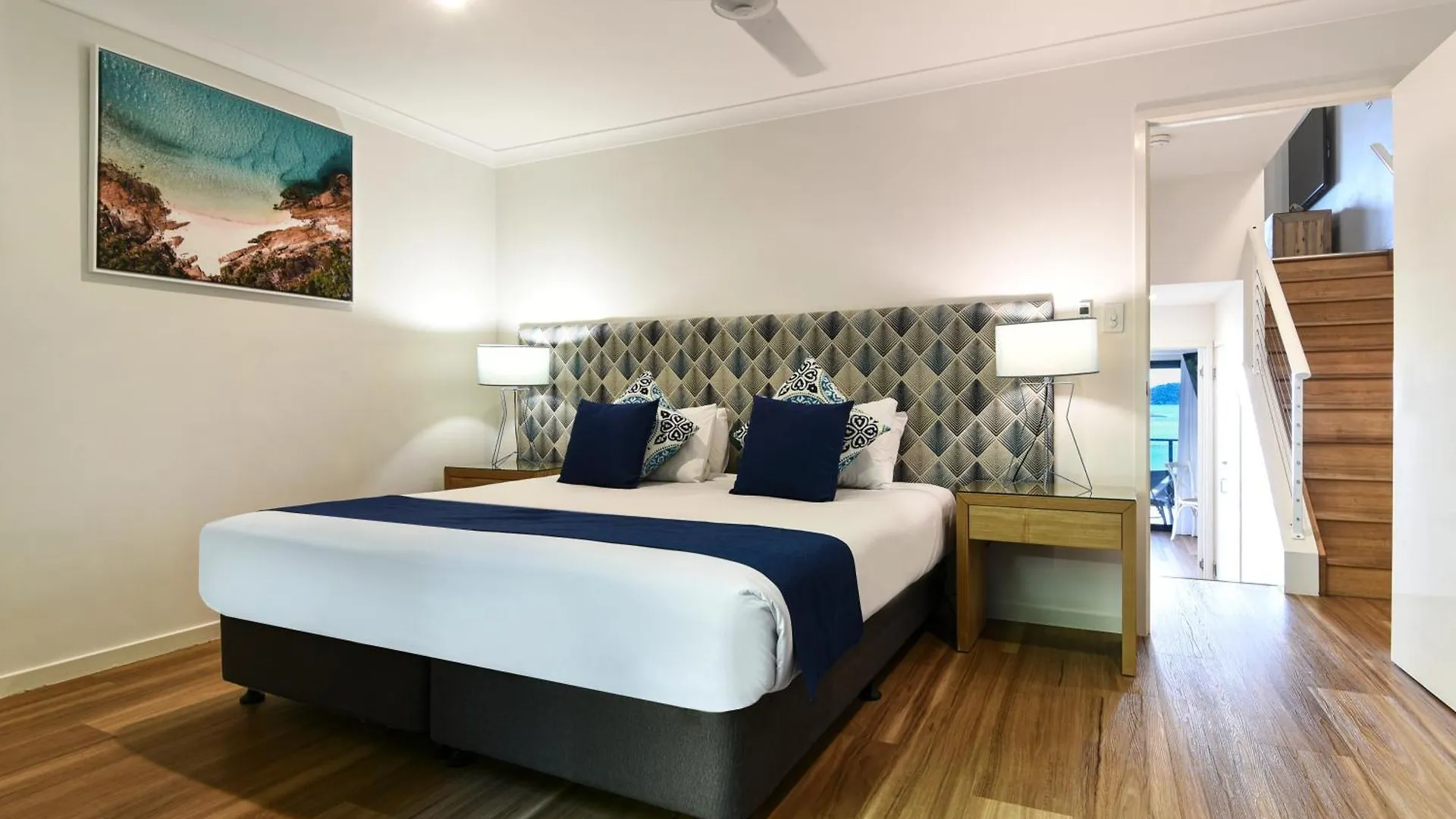 Shorelines 31 Renovated Upmarket Two Bedroom Apartment With Ocean Views And Buggy Hamilton Island